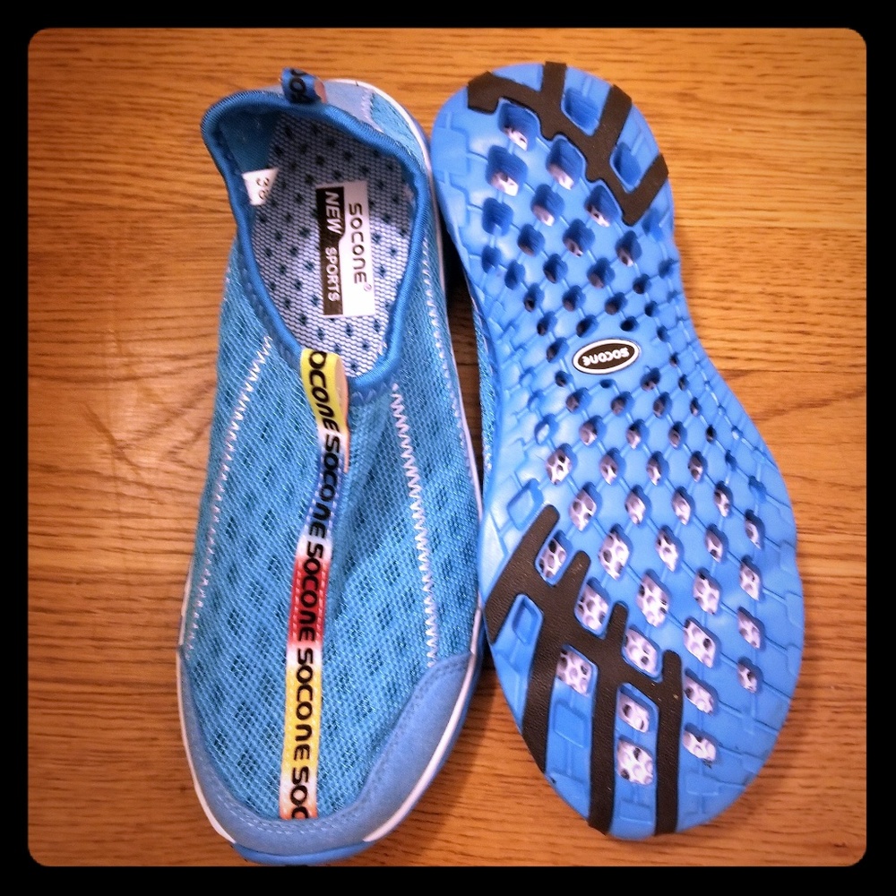 NWT Socone water shoes